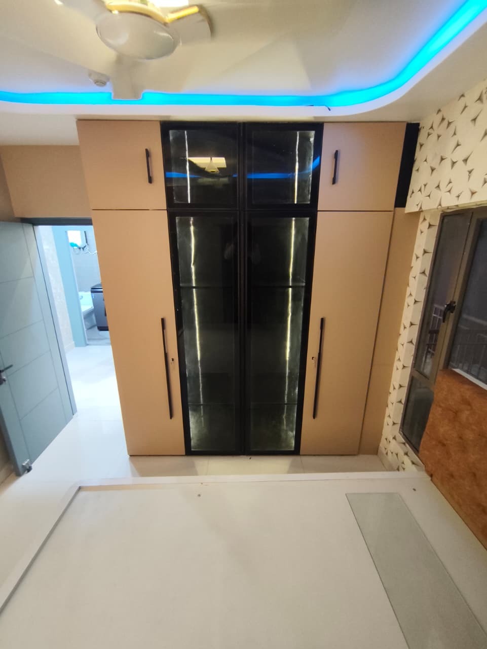 Luxury Walk-in Closet Layout 4